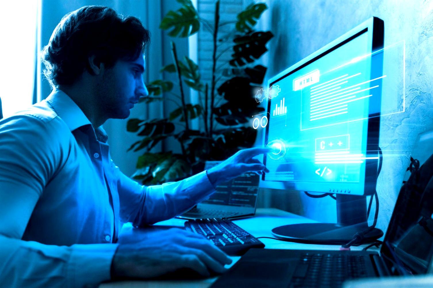 Studenti che lavorano insieme su progetti di sviluppo giochi mobile durante una sessione di coding collaborativo