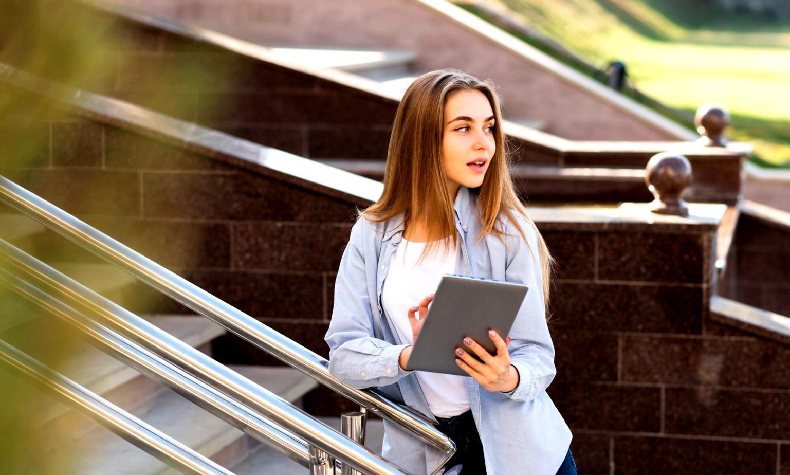 Studente che sviluppa un gioco mobile con Python