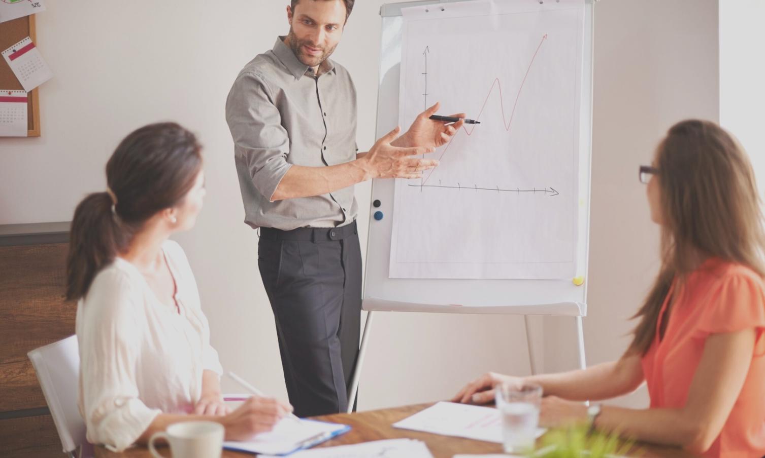 Ambiente di sviluppo Python aperto su schermo con codice di gioco mobile in fase di testing e debug